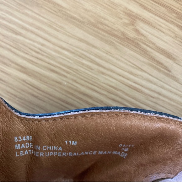 Clarks Size 11 Black Floral Thong Sandals - Picture 2 of 8